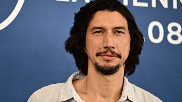 Actorul principal al filmului 'Ferrari', nu a avut voie să conducă maşinile Ferrari la filmări